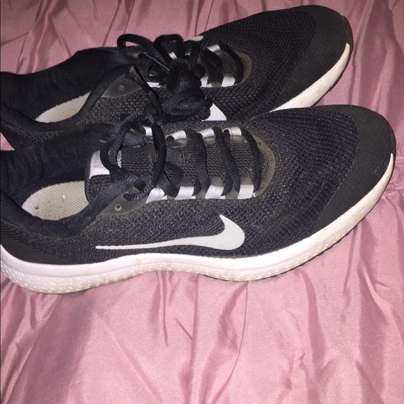 plain black nike shoes